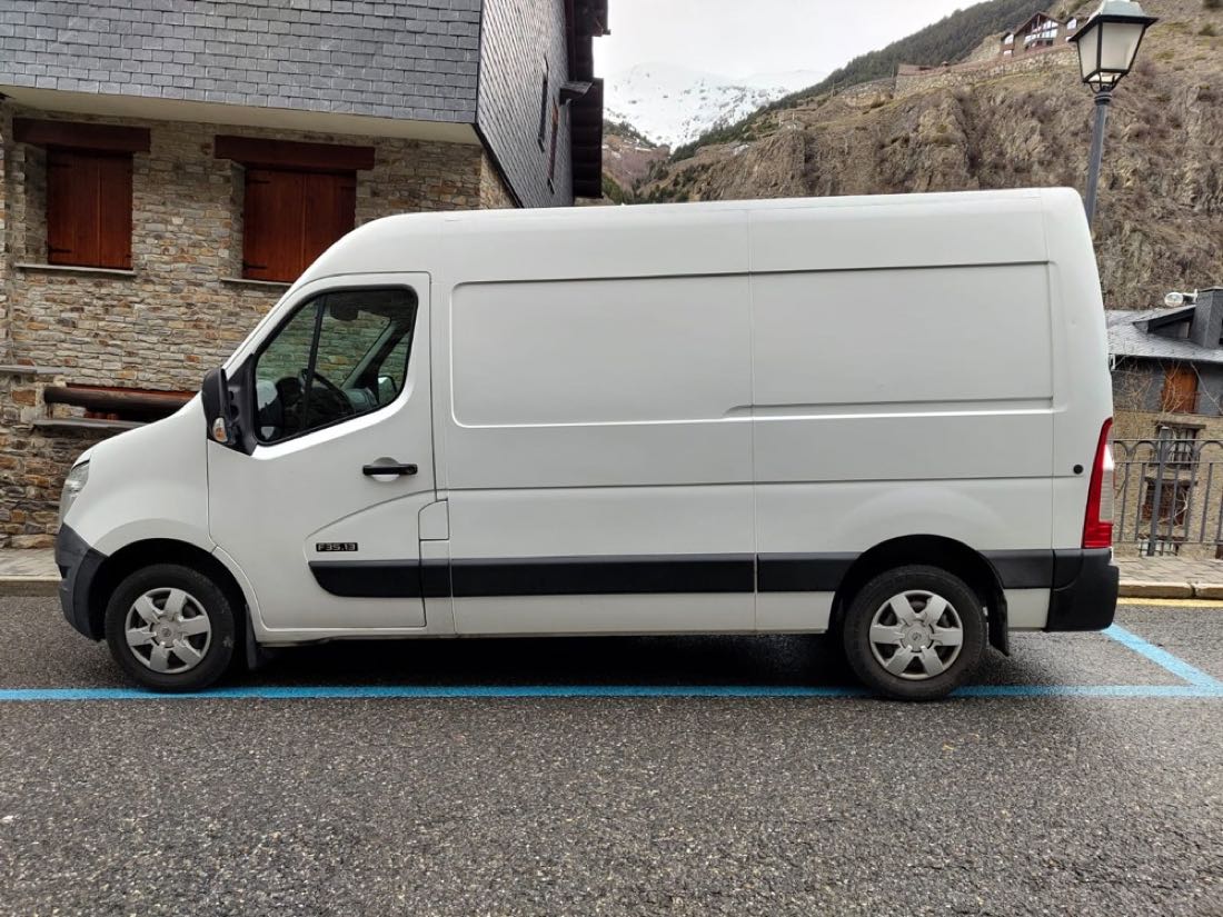 Furgoneta blanca entregada per KilianAutoPro