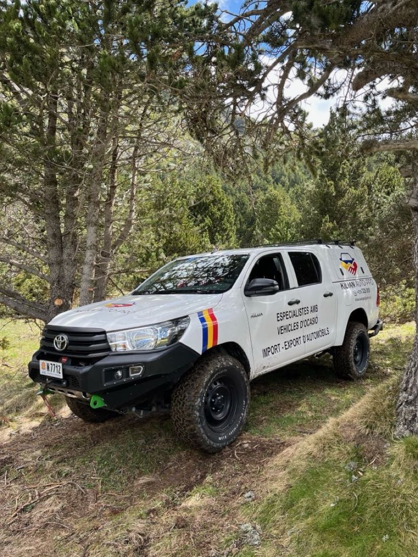 Toyota Hilux rotulada de KilianAutoPro, amb el nom, el correu, el telèfon i l'adreça del propietari